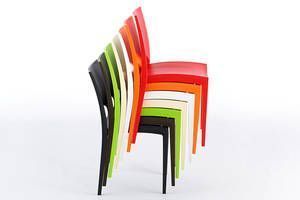 Im Handumdrehen lassen sich diese Stühle zu stabilen Stapeln zusammenstellen und verräumen